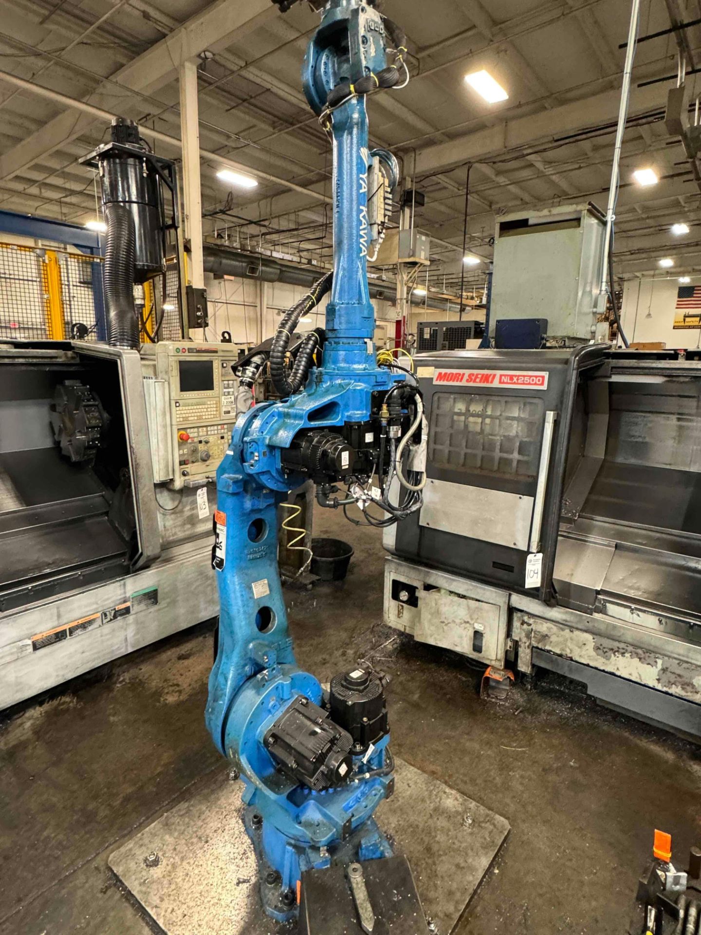 YASKAWA MOTOMAN, MH-50 II, ROBOTIC PARTS LOADING SYSTEM WITH DX200 CONTROL - Image 2