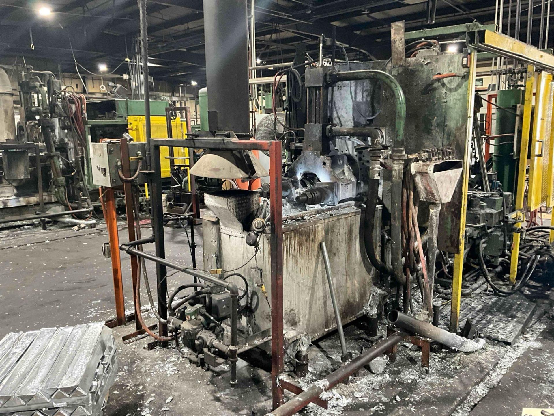 1963 CASTMASTER 200 TON COLD CHAMBER DIE CASTING MACHINE - Image 2