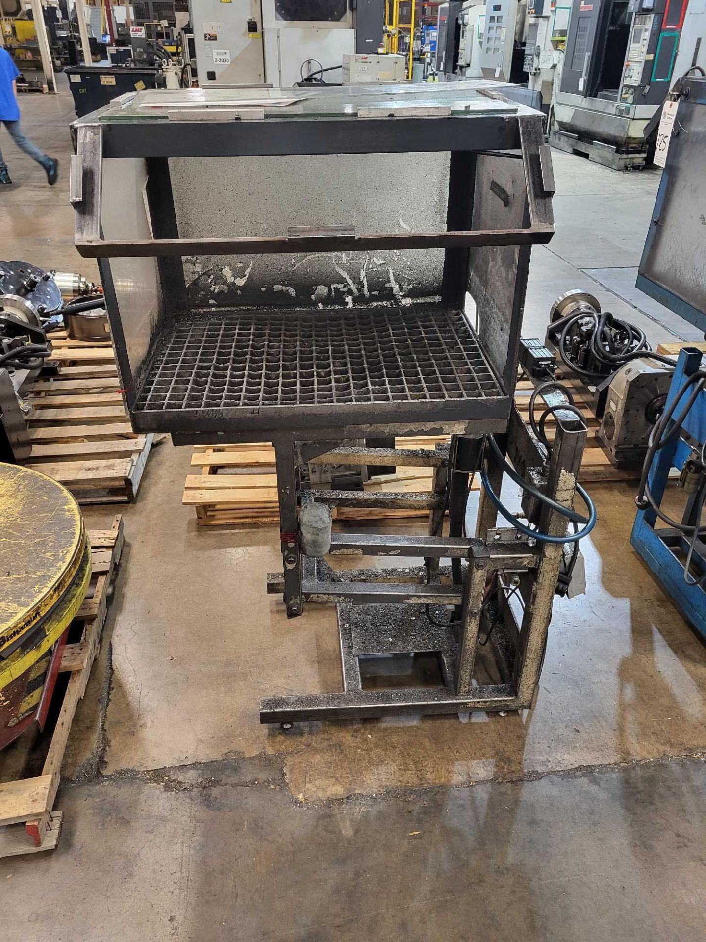 (2) PNEUMATIC LIFT TABLES - Image 4
