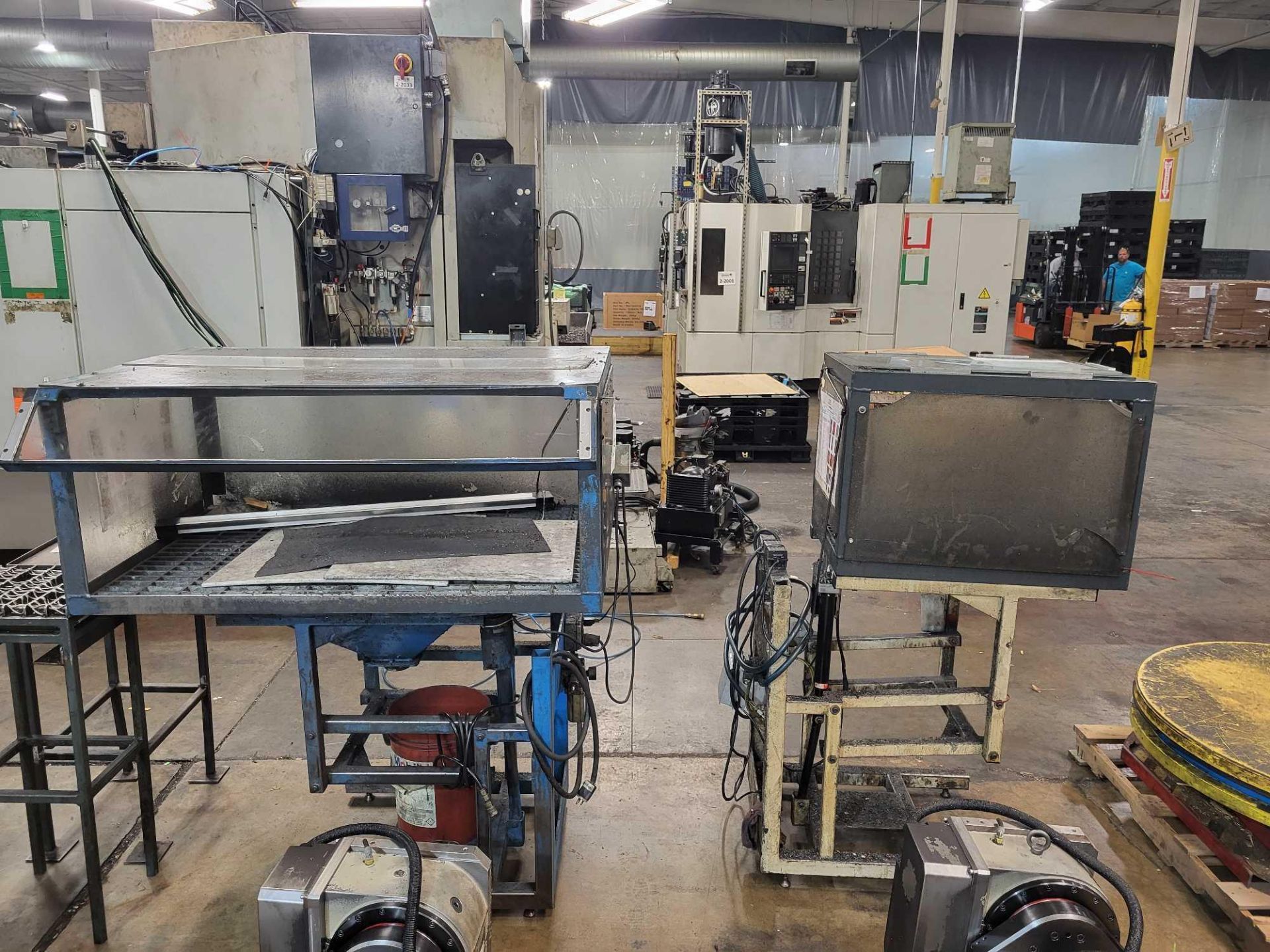 (2) PNEUMATIC LIFT TABLES - Image 9