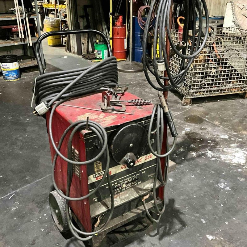 LINCOLN ELECTRIC IDEALARC 250 WELDER